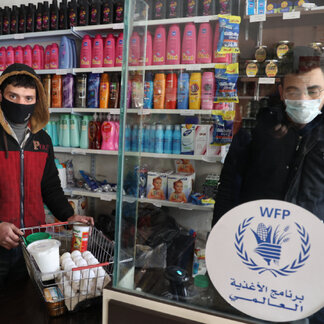 deux garçons dans un supermarché